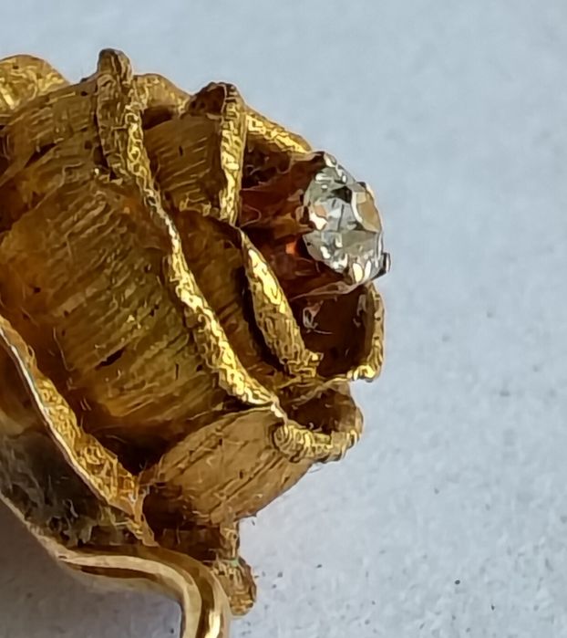 Brincos de  flor em ouro antigo não contrastado  com diamantes