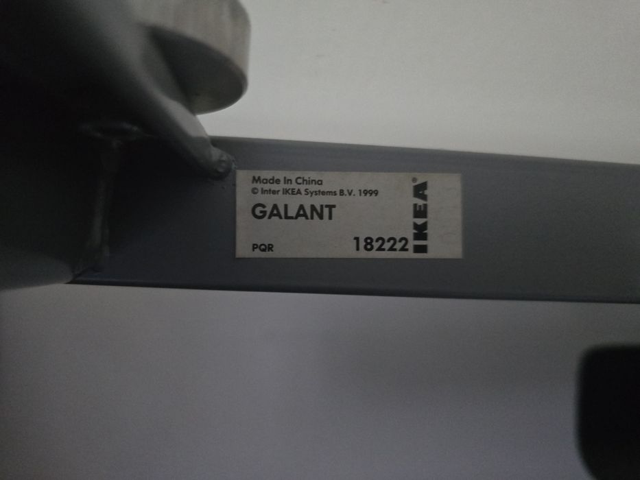 Mesa Galant com vidro temperado da marca IKEA