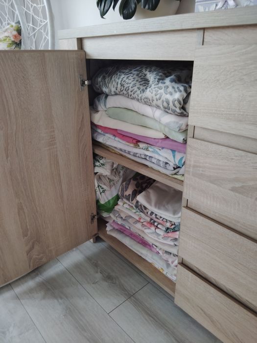 Głęboka modna komoda