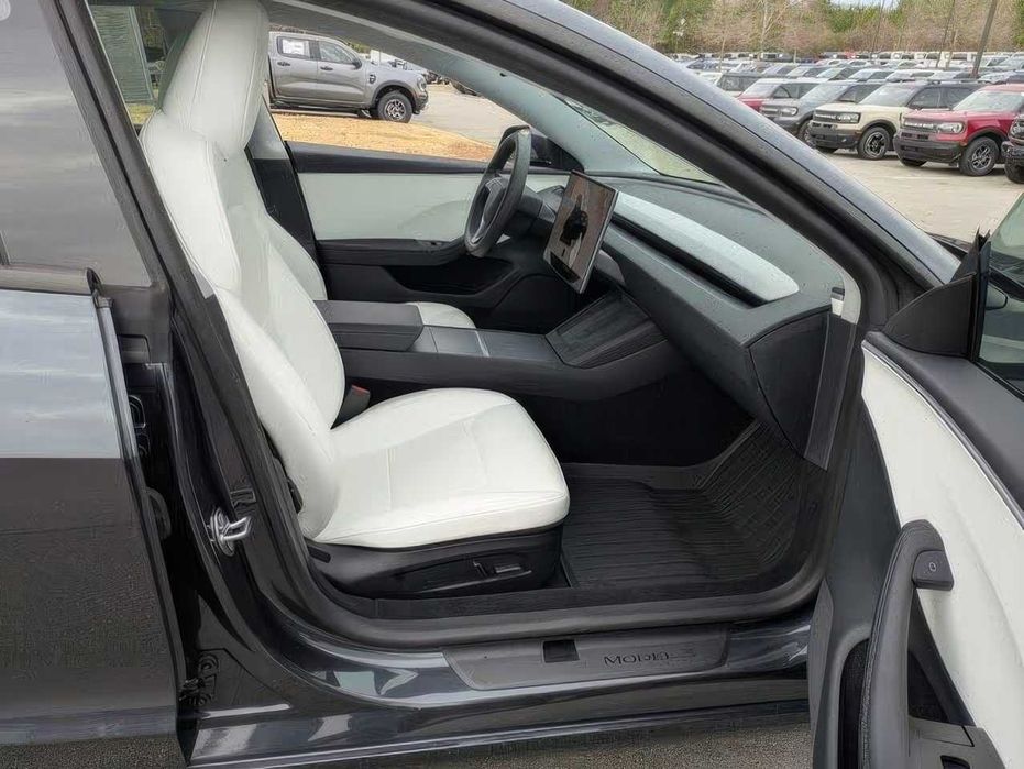 Tesla Model 3      2024