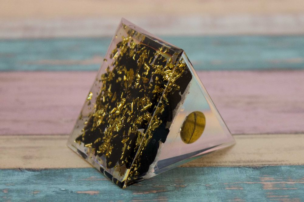 Piramida Orgonit Tygrysie Oko Miedź Kryształ Triskelion Celtycki 5 cm