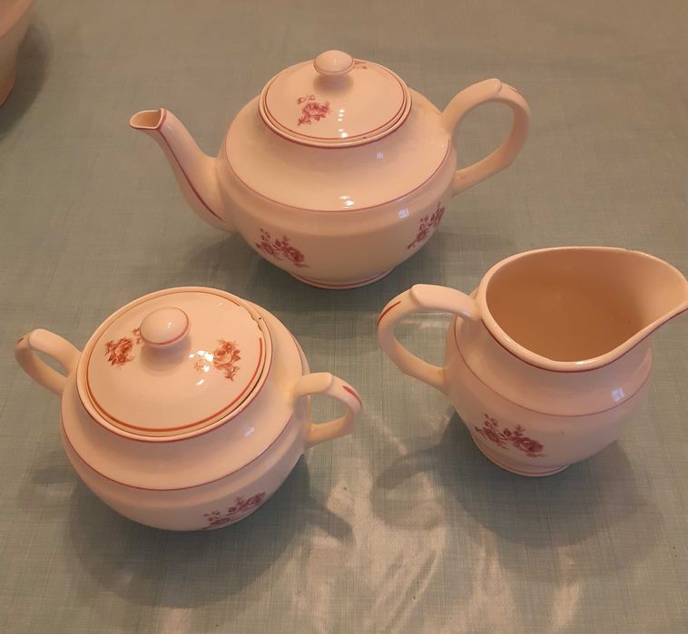 Conjunto de chá em cerâmica portuguesa