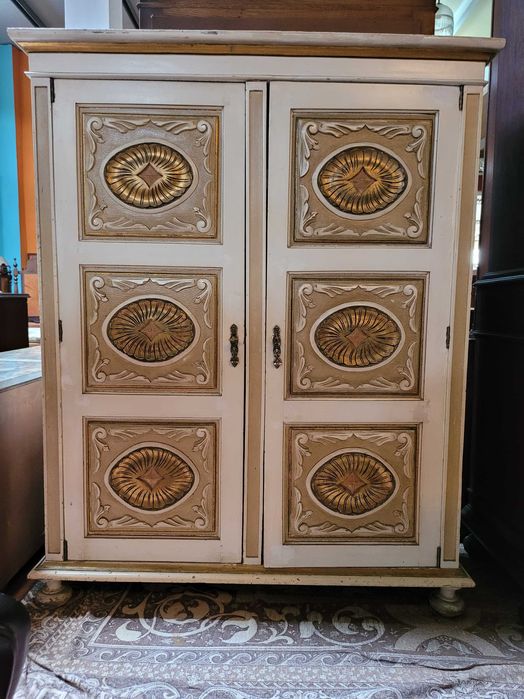 Armário antigo em madeira pintado - Marcas de uso