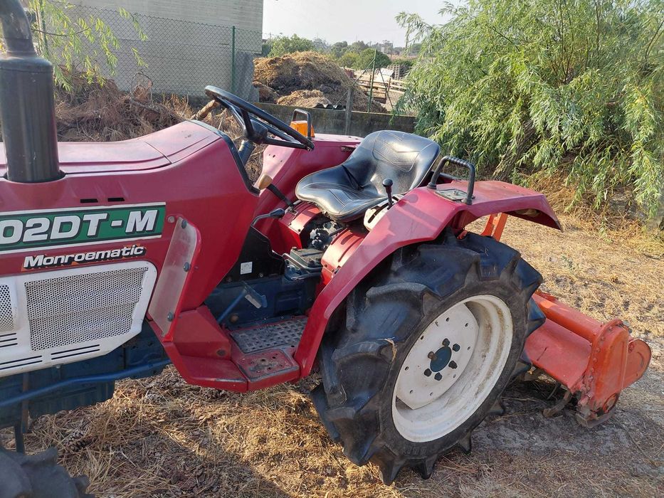 Trator Kubota L2002DT-M 4x4 com fresa