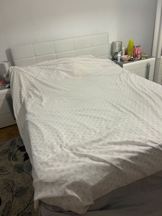 Cama somier com arrumacao