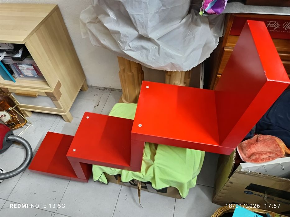 Vendo secretaria , prateleiras diversas e candeeiro