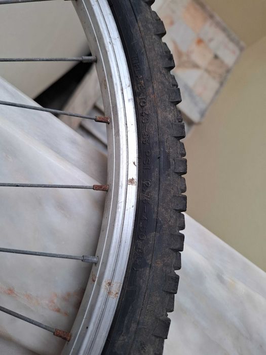 Vendo roda dianteira e traseira de bicicleta de 26 polegadas
