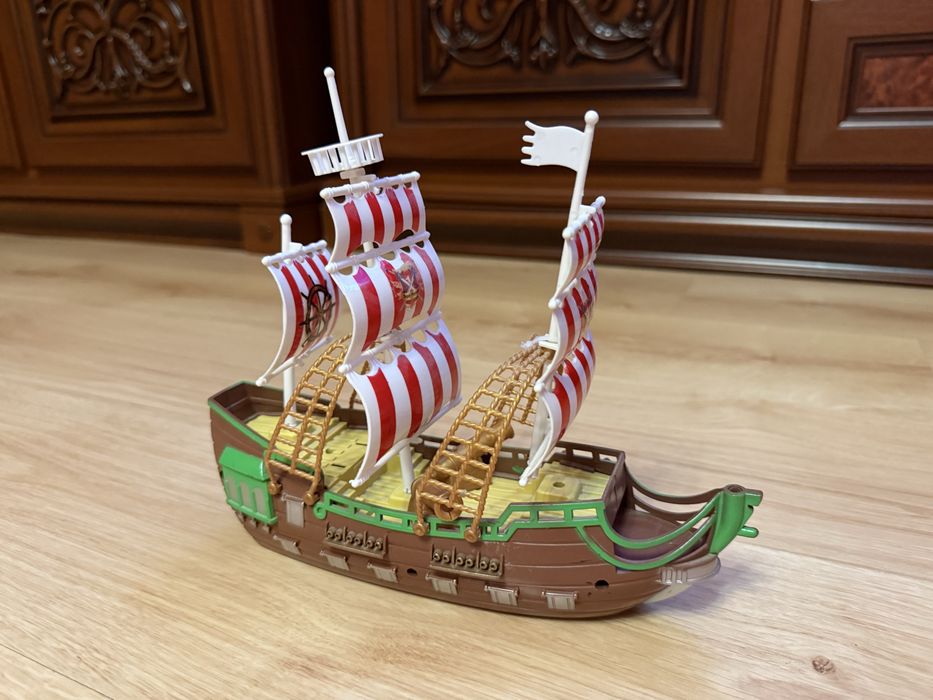 Іграшка корабель