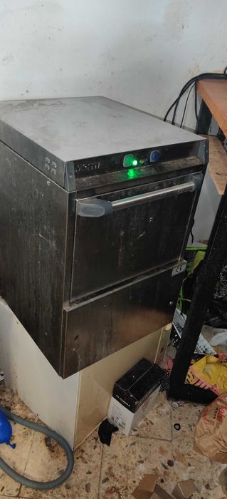 Dishwasher bar , restaurant