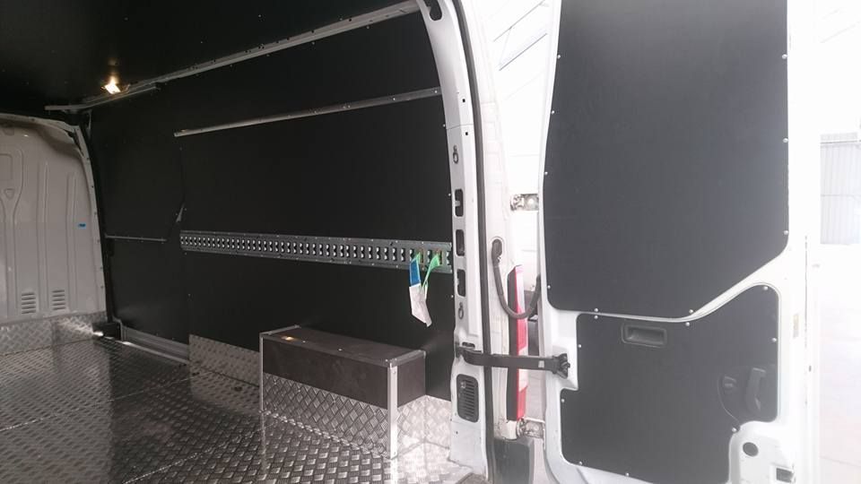 Opel Movano L2H2 zabudowa części ładującej