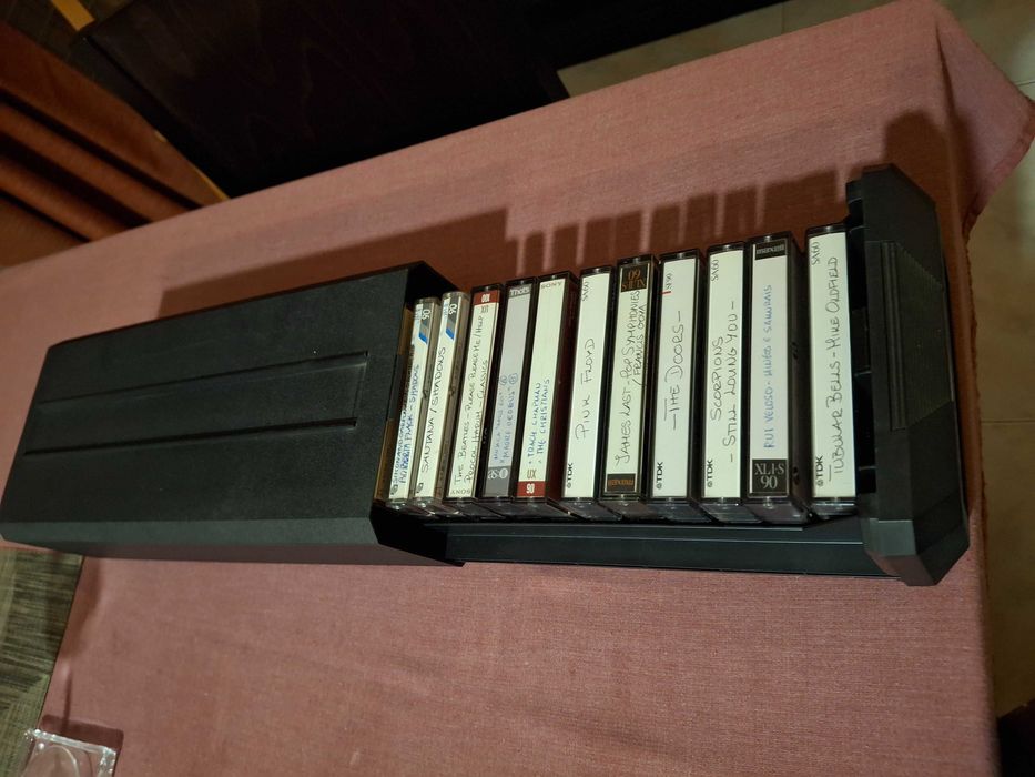 Cassetes audio, 13 com musicas variadas, 1 caixa para 16 cassetes