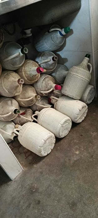 Garrafões de vidro plastificados e garrafas de vidro