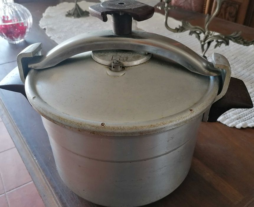 Panela de pressão grande, usada