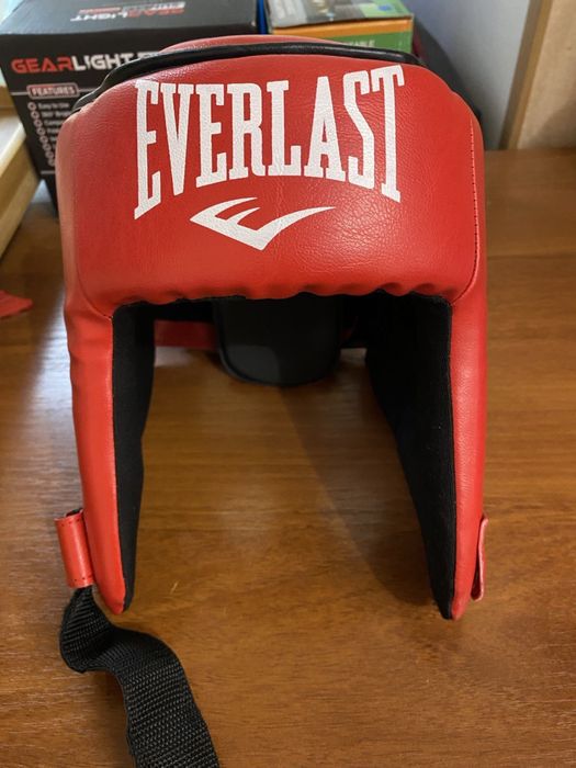 Перчатки для боксу (  10 )и шлем Everlast (M) Б/У