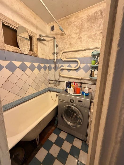 Продам двокімнатну квартиру .