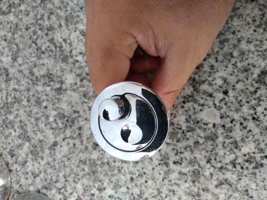 Botão de descarga duplo para sanitário