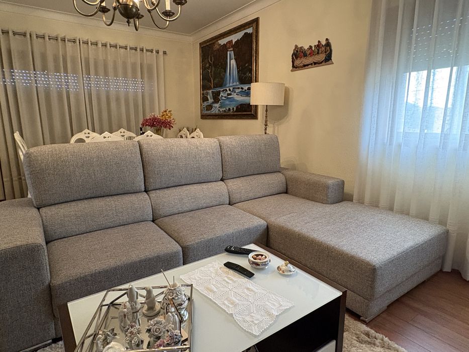 Sofa, usado mas como novo. Tons creme
