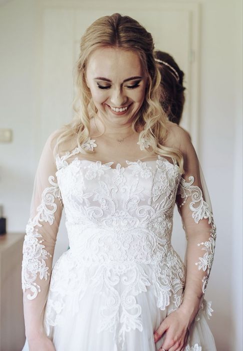 Tiulowa suknia ślubna na długi rękaw