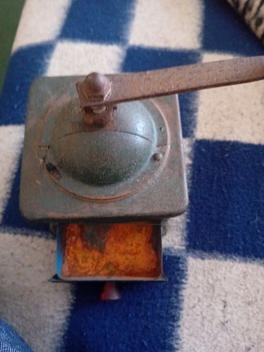 Moinho de café caseiro antigo