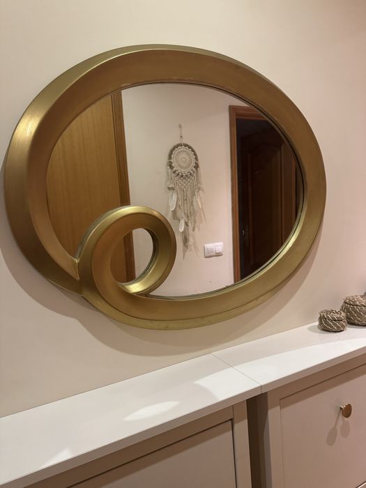 Espelho com moldura dourada