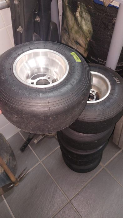 Material sortido, jantes e pneu de karting