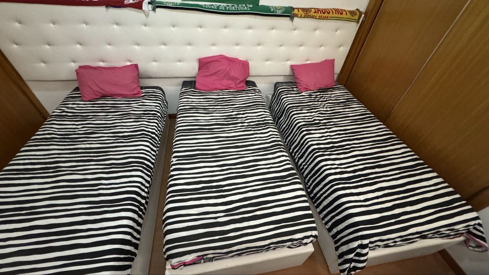 Cabeceira e 3 camas de solteiro