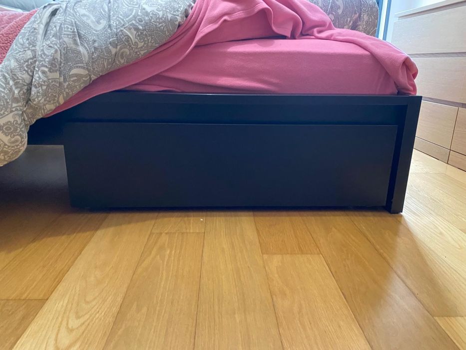 Cama de casal em bom estado