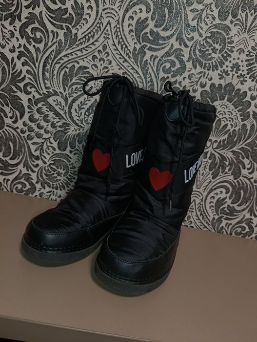 Сапоги Мунбути від Moschino Love