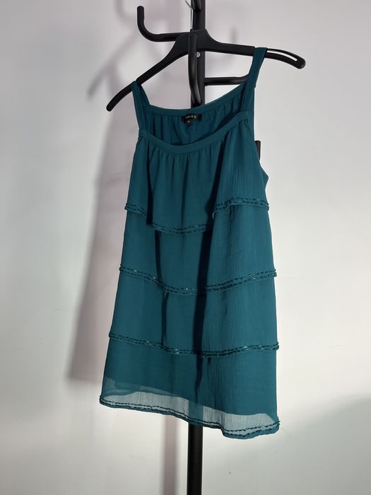 Top com folhos e miçangas