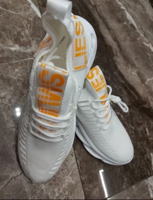 Продам мужские кроссовки