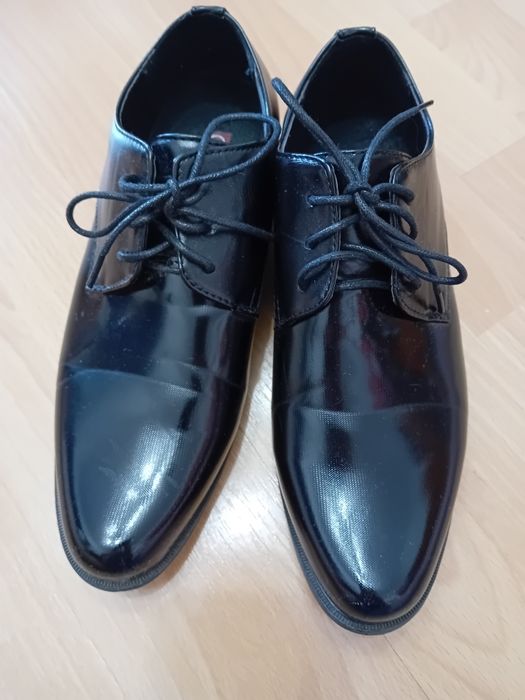 Buty eleganckie lakierki r.38