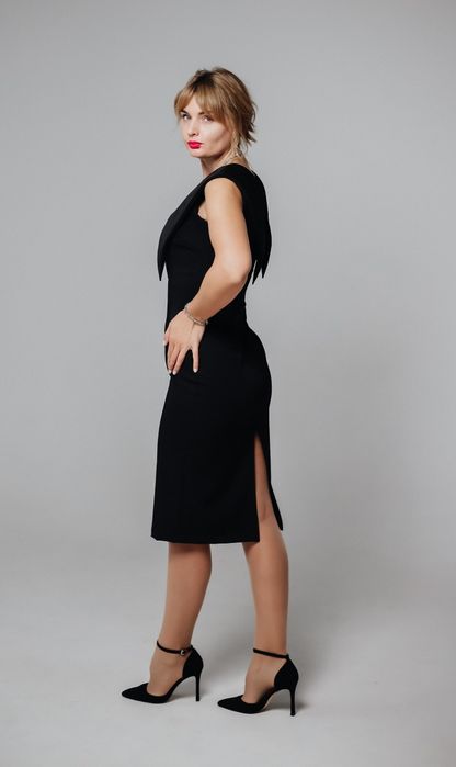 Чорна сукня з розрізом