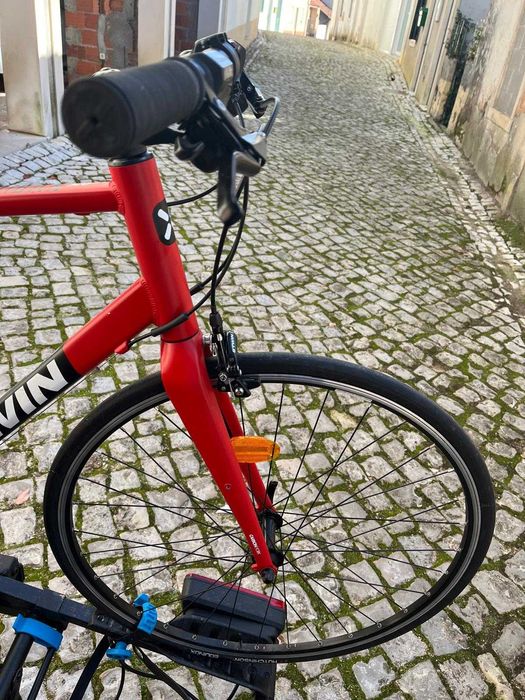 Bicicleta de estrada Flat Bar extra leve como nova. DECATHLON