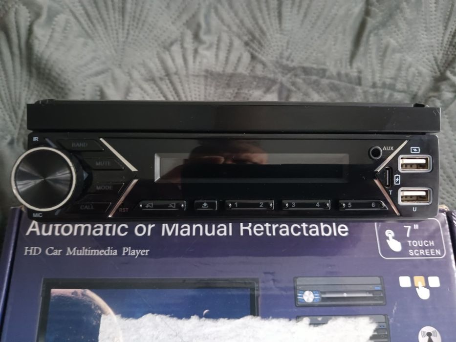 Radio z wysuwanym ekranem