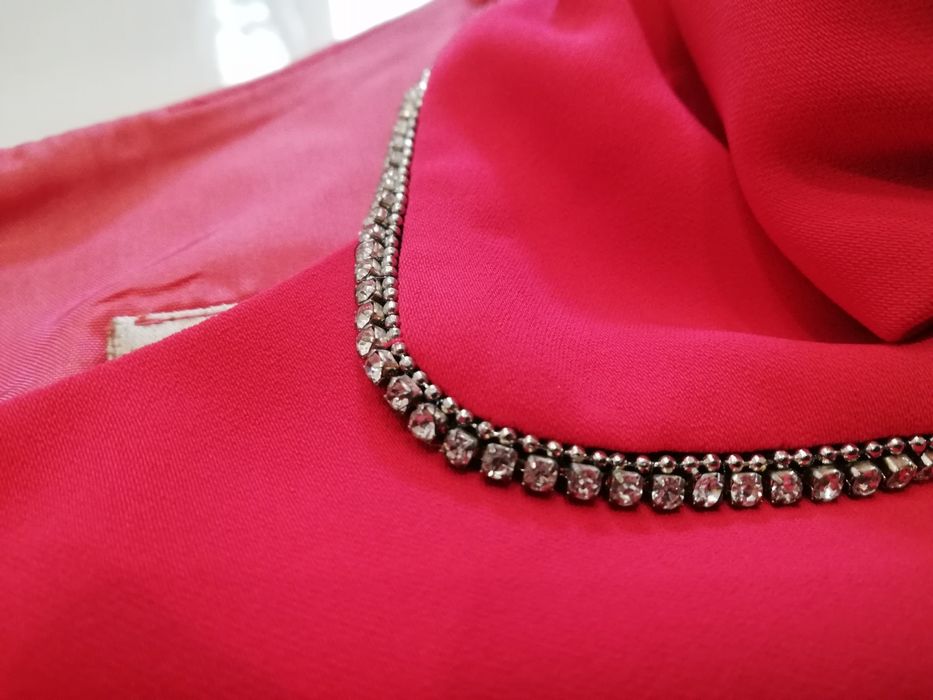 Malinowa sukienka z kwiatem DAGON