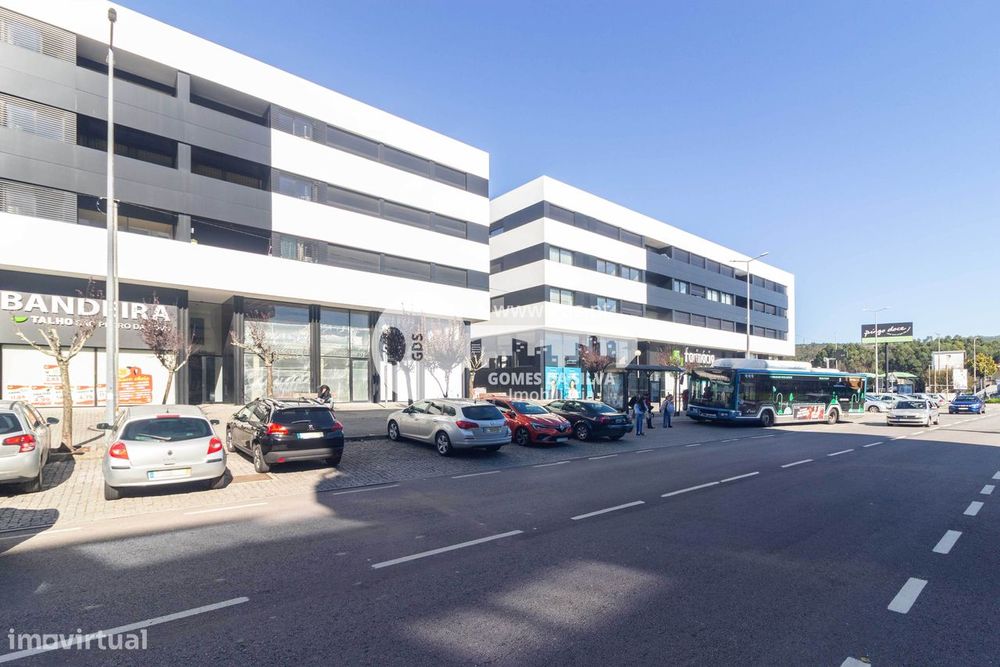 Loja sita em São Pedro da Cova com 95m2 com garagem