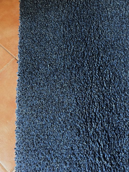 Tapete grande em lã azul escuro