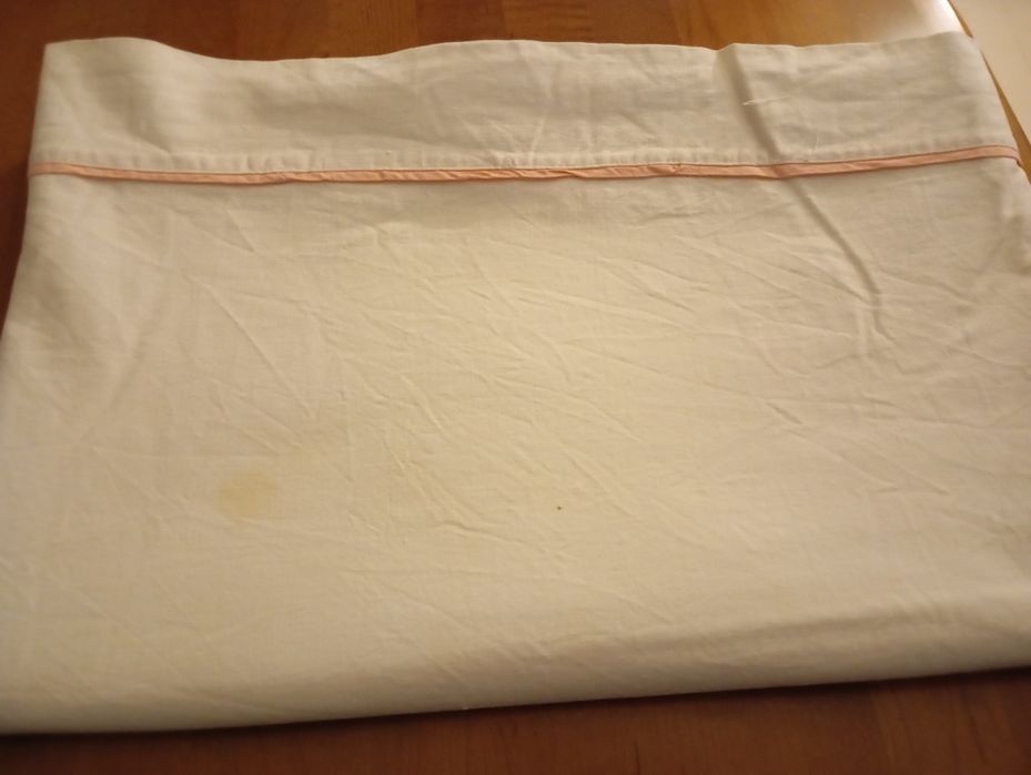 Lençol antigo branco com risca bordada em salmão