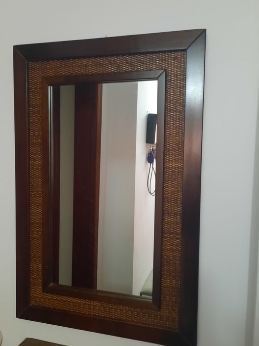 Espelho com moldura em madeira