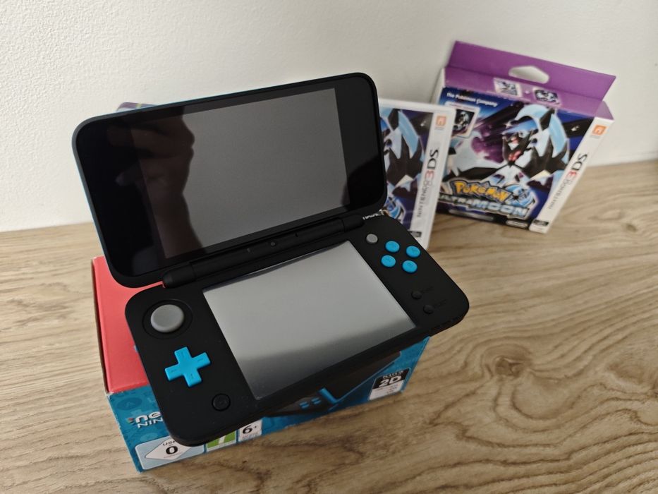 Nintendo 2DS XL + pokemon ultra moon steelbook edition