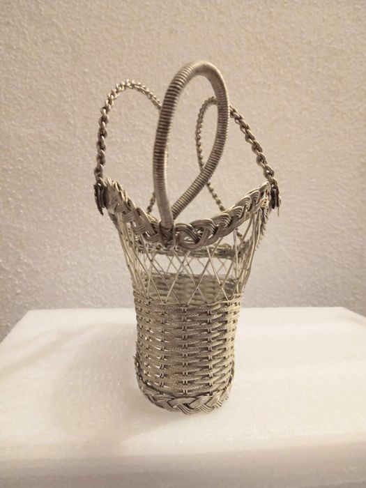 Cesta de metal antiga  para garrafa