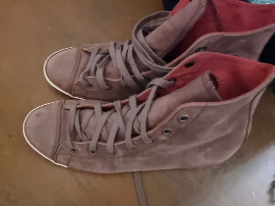 Стильные кроссовки