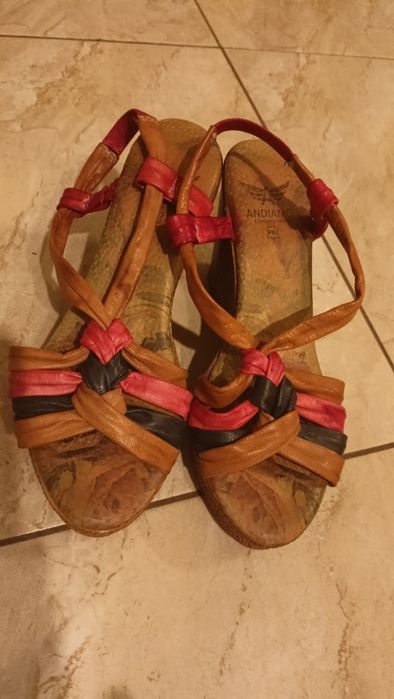 Sandały na koturnie