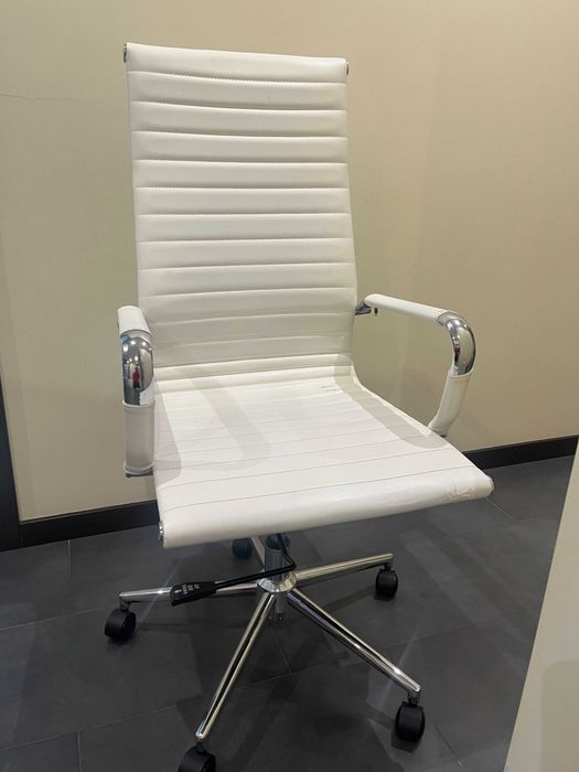 Cadeira Elegante de Escritório OFIPRIX, Base Metálica, Design Bonito Com Costuras, Em Pele Branca