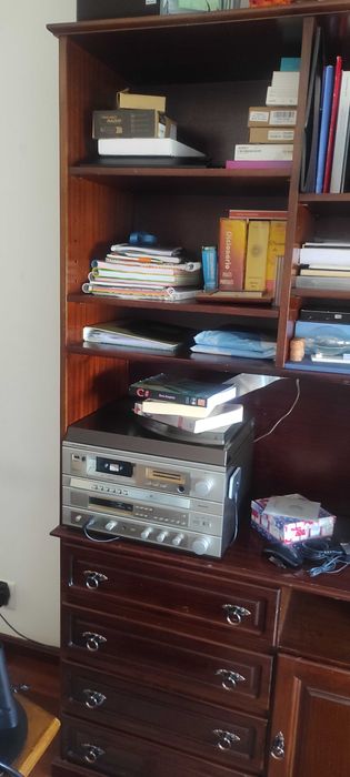 Móvel com estante em madeira de cerejeira