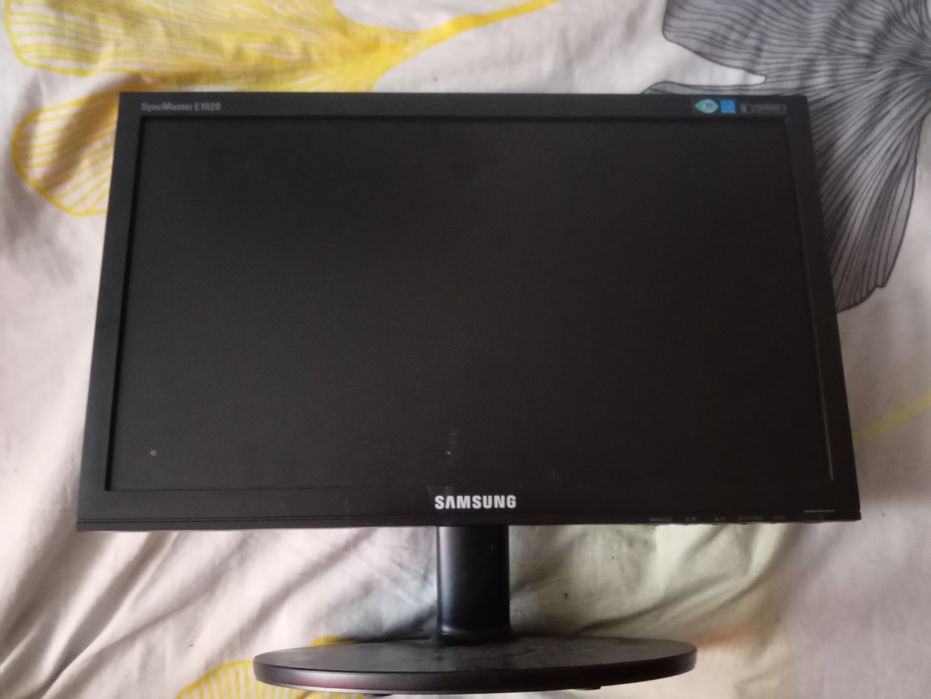 Monitor Samsung + okablowanie stan bardzo dobry więcej info priv Pozdr