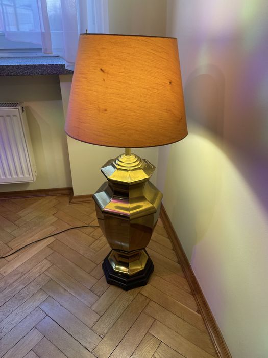 Lampa stojaca na metalowym korpusie