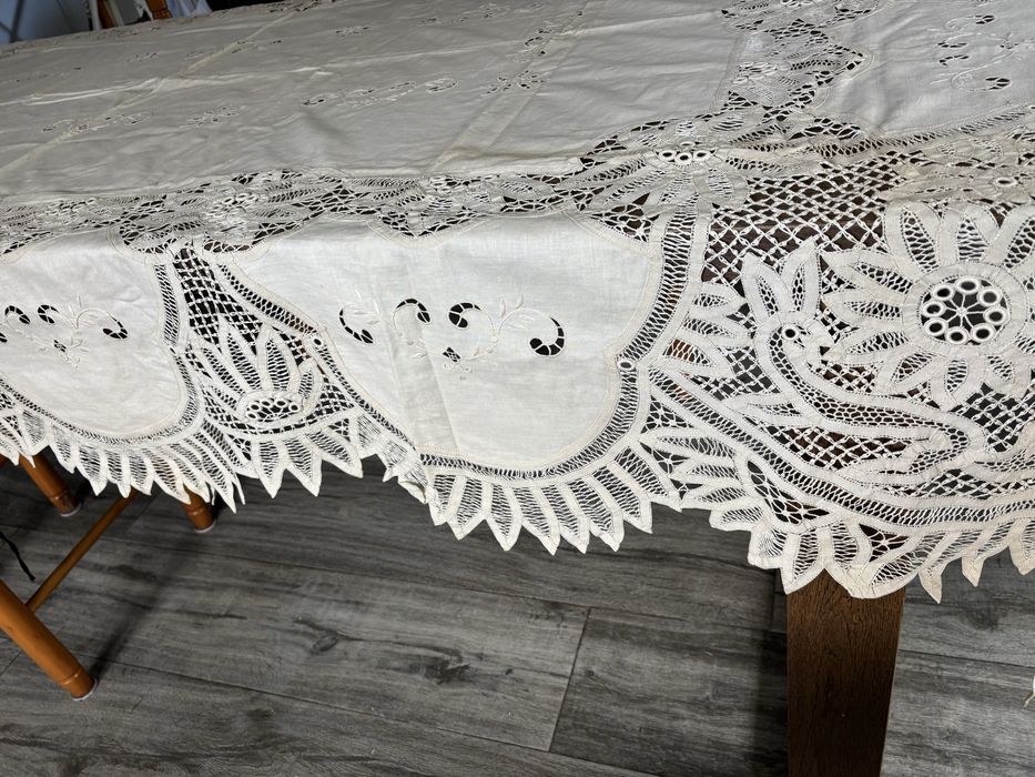 Toalha de mesa em linho com bordado manual e renda Bruxelas