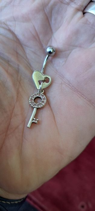 Piercing em prata contrastada.