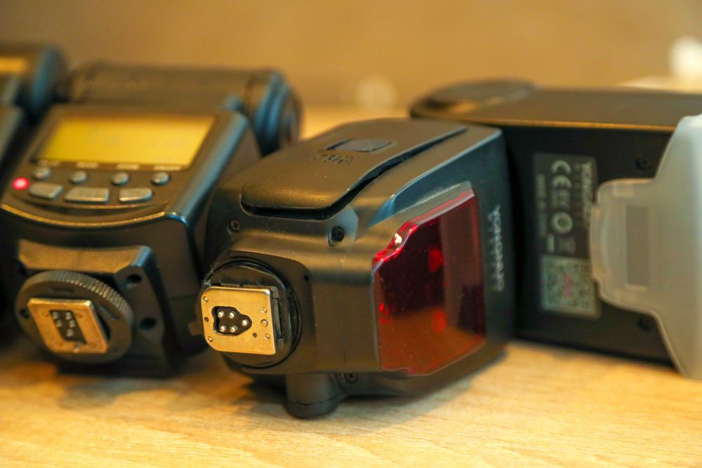 продаю 3 спалахи, об'єктив та відеокамеру